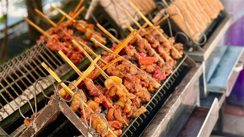 So frühstückt die Welt – ganz ohne Ernährungs-Hypes In Deutschland wäre das eher ein Mittagessen - aber die Thais lieben marinierte Schweinespieße (Moo Ping) schon zum Frühstück.