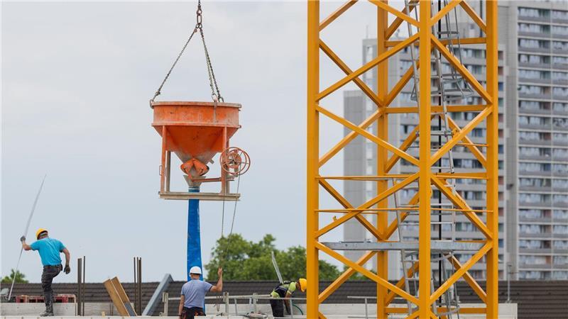 Wohnungswirtschaft: Zahl neuer Wohnungen dürfte einbrechen In Deutschland werden zu wenige neue Wohnungen gebaut. Hohe Kosten und strenge Auflagen erschweren den Ausbau, kritisiert die Wohnungswirtschaft. (Archivbild)