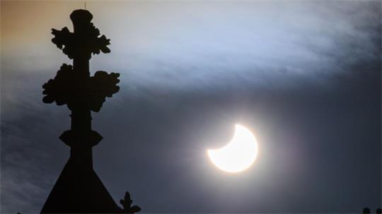 In Deutschland wird der Mond die Sonne teilweise verdecken wie hier im Jahre 2022 in Magdeburg zu sehen. In einem großen Teil Spaniens aber wird es eine totale Sonnenfinsternis geben.