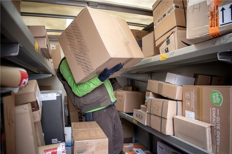 Jedes vierte Paket im Online-Handel geht zurück In Deutschland wird jedes vierte Paket mit Waren, die online bestellt wurden, komplett oder mit einem Teil der Ware gleich wieder zurückgeschickt (Symbolbild). Foto: Sina Schuldt/dpa