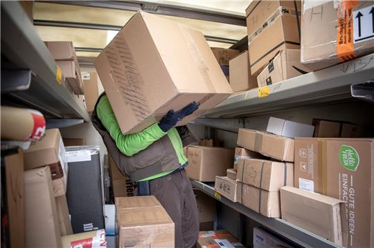 In Deutschland wird jedes vierte Paket mit Waren, die online bestellt wurden, komplett oder mit einem Teil der Ware gleich wieder zurückgeschickt (Symbolbild). Foto: Sina Schuldt/dpa
