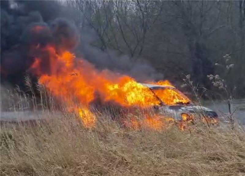 Feuerserie: Wieder brennt ein Auto im Landkreis aus In Dollern brannte am Mittwochnachmittag ein abgestellter Skoda Fabia nahe der Anschlussstelle zur A 26 aus. Foto: Polizei