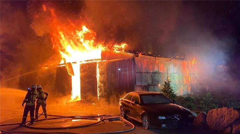 Flammen zerstören Wohnmobil und Boot – Großer Schaden In Donnern brannte eine Scheune komplett nieder. Mehr als 150 Feuerwehrleute und das THW waren im Einsatz.