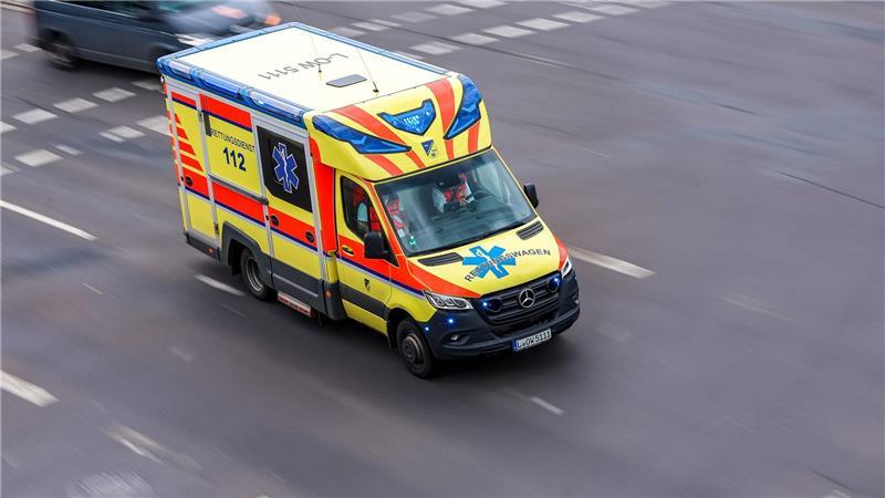 Mann verletzt in Dresden Fahrgast mit Messer In Dresden hat ein Mann einen anderen mit einem Messer in einer Straßenbahn verletzt (Symbolbild).