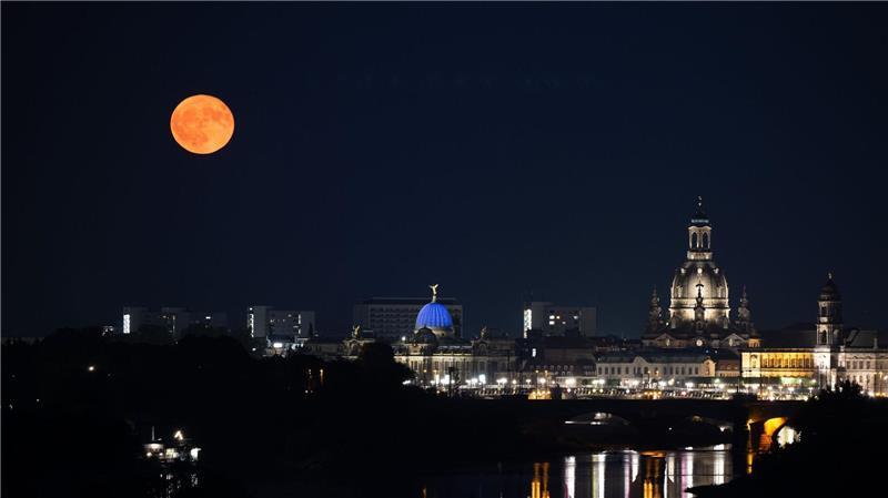 In Dresden war der Erdbeermond über Altstadt und Elbe zu sehen.