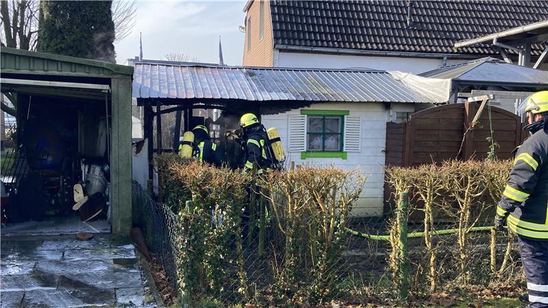 Schuppen in Drochtersen steht in Flammen Feuerwehrleute bei den Löscharbeiten.