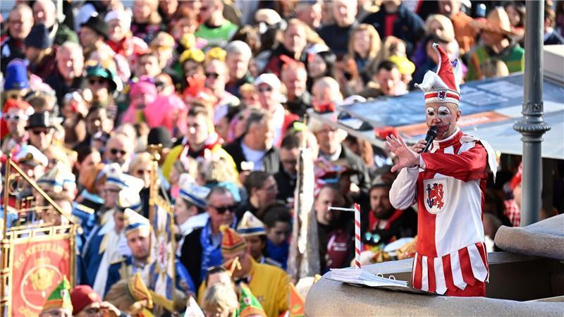 Jecken-Comeback im „Sunnesching“ In Düsseldorf erwachte um 11.11 Uhr der Hoppeditz zum Leben.