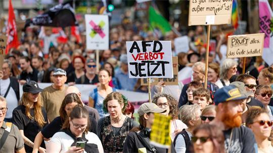 In Düsseldorf gingen rund 20.000 Menschen auf die Straße und forderten ein AfD-Verbot.