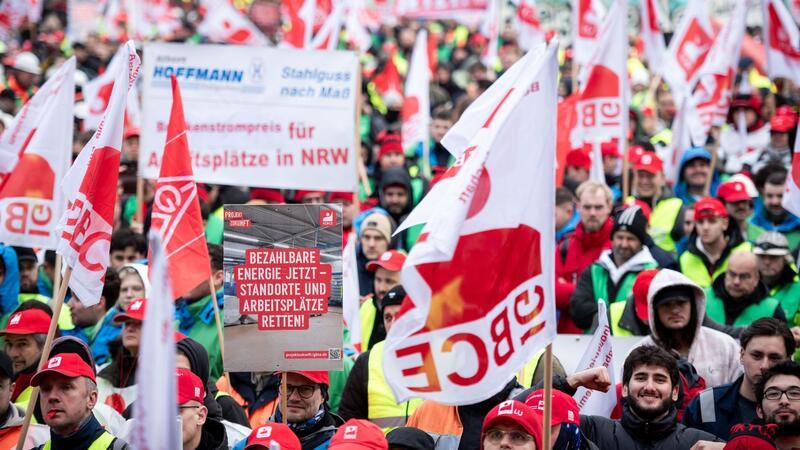 Tausende Beschäftigte demonstrieren für Industriestrompreis In Duisburg kamen laut IG Metall rund 10.000 Menschen zu der Kundgebung vor dem Stahlwerk von Thyssenkrupp.