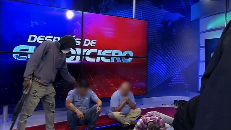 In Ecuador sind Bewaffnete während einer Live-Übertragung in die Räumlichkeiten eines Fernsehsenders eingedrungen. Mehrere Journalisten und Mitarbeiter wurden von einer Gruppe von Kriminellen mit Maschinengewehren und Sprengstoff bedroht und als Geiseln genommen.