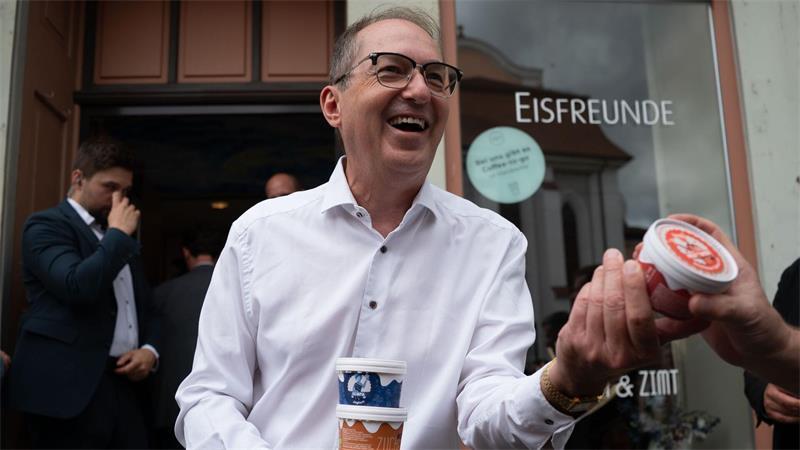 Feuerlöscher Dobrindt auf Tour in Thüringen In Eisenach auf dem Marktplatz gibt es Eis.