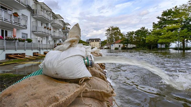 In Eisenhüttenstadt sollen Sandsack-Barrieren Häuser schützen.
