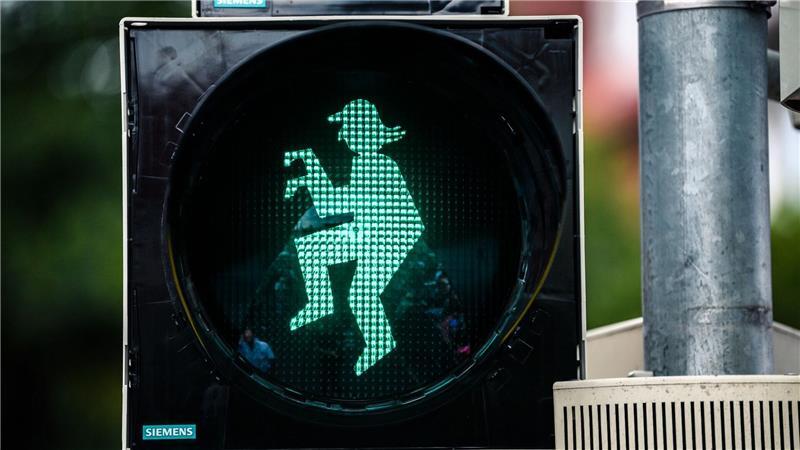 In Emden hüpft Otto Waalkes durchs Bild. (Archivbild)