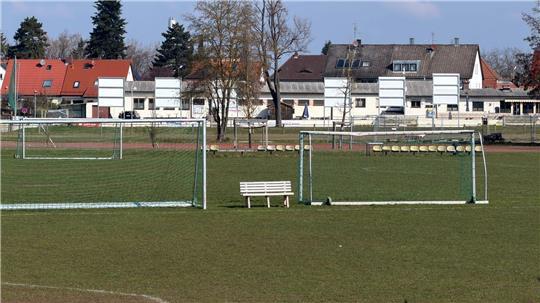 In Erlangen ist ein Fußballtor auf einen Jungen gestürzt.