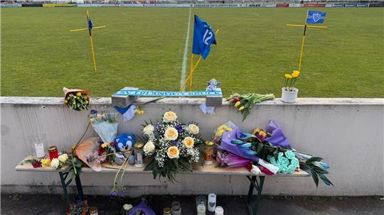 In Erlangen ist ein Fußballtor auf einen Jungen gestürzt.