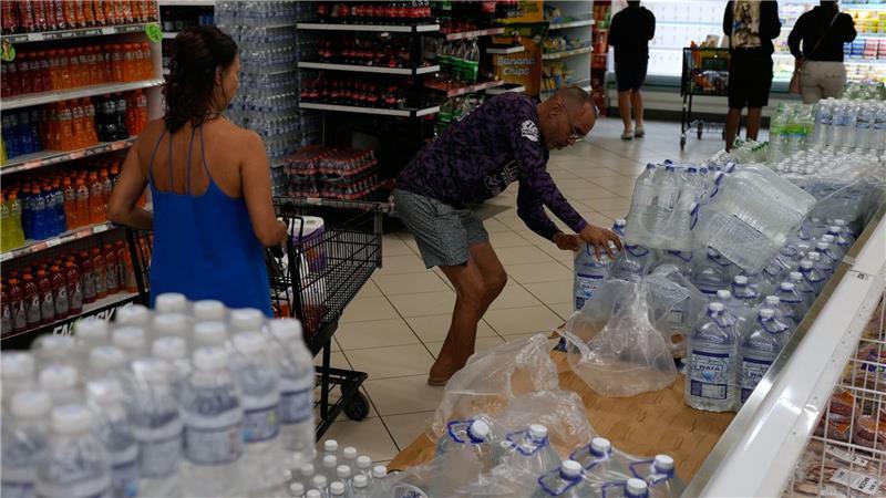 In Erwartung des Hurrikans kauften Menschen Wasser und Lebensmittel, um für den schlimmsten Fall vorbereitet zu sein.