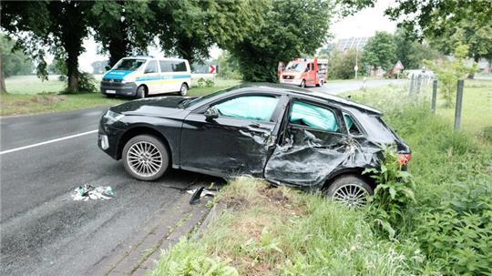 In Estorf ist ein Audi in einen Hebebühnen-Lkw gekracht, eine Frau wurde verletzt.