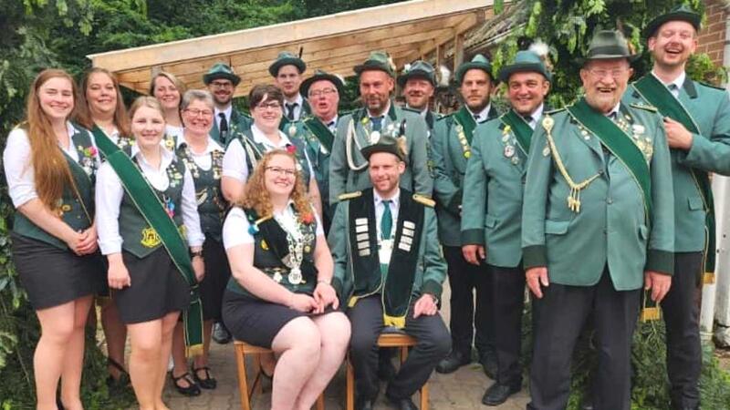 Volles Königshaus in Behrste: Neue Schützen-Majestäten auch im echten Leben ein Paar In Feierlaune: Die Behrster Schützen haben mit Nils Hildebrandt und Nikola Grell (sitzend) ein neues Königspaar.