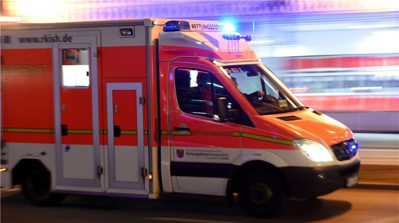 In Finkenwerder stürzte ein Kurierfahrer schwer und verstarb. Der 21-Jährige trug dabei keinen Helm (Symbolbild).