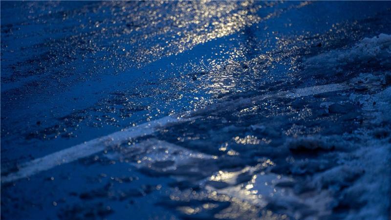 In Flensburg stürzt eine Frau im Schneematsch und verletzt sich schwer 