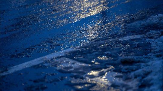 In Flensburg stürzt eine Frau im Schneematsch und verletzt sich schwer 