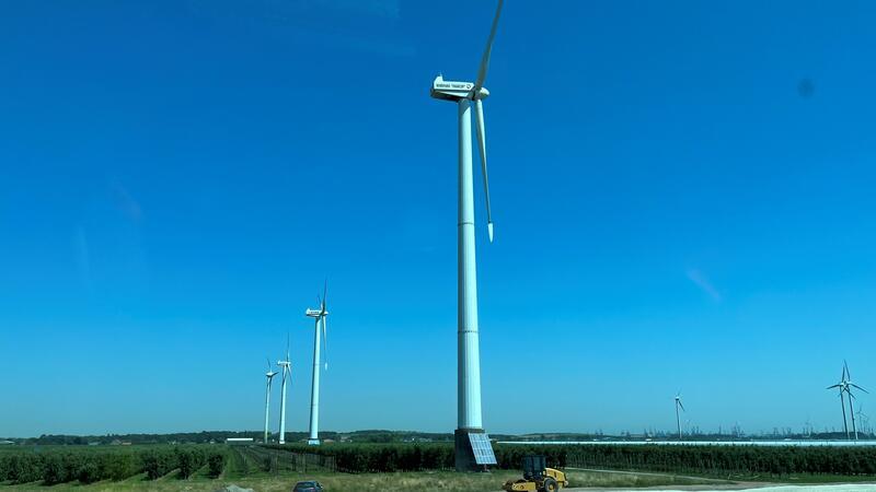 Ist die Energiewende mit den Welterbe-Plänen des Alten Landes vereinbar? In Francop stehen - im Hamburger Teil des Alten Landes - Windkraftanlagen in den Obstplantagen nördlich der A26.