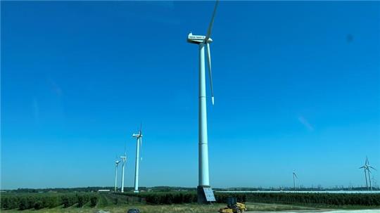 In Francop stehen - im Hamburger Teil des Alten Landes - Windkraftanlagen in den Obstplantagen nördlich der A26.