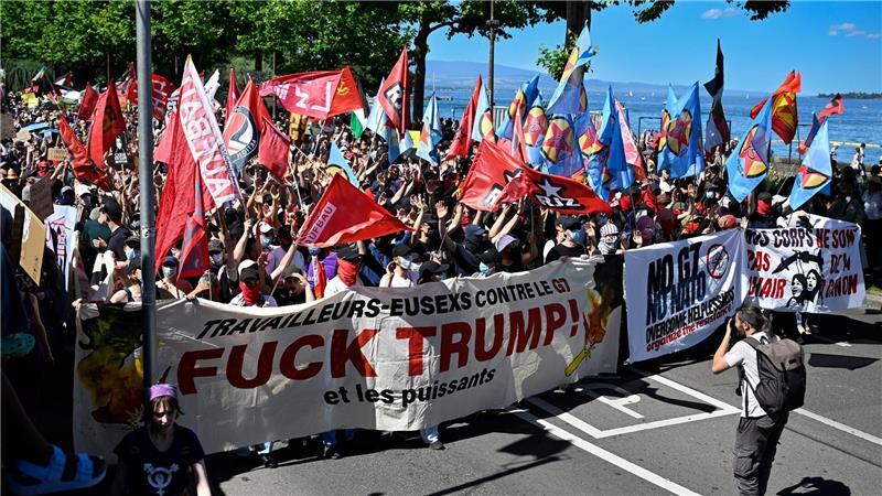 Steine fliegen, Scheiben bersten: Protest gegen G7 in Genf In Frankreich dürfen die G7-Gegner nicht protestieren, so weichen sie auf die Schweizer Seite des Genfersees aus.