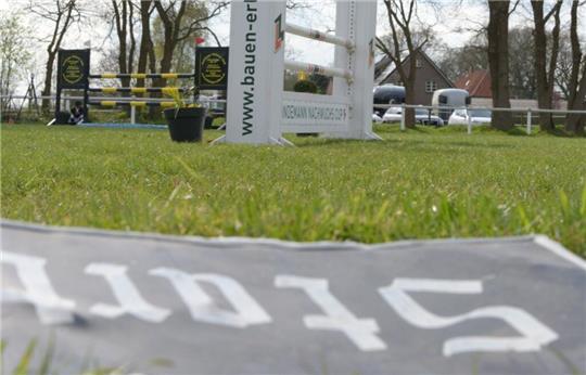 In Fredenbeck beginnt traditionell für die Reiter im Landkreis Stade die grüne Saison. Hier liegt das Startschild noch im Gras, der Blick geht auf die ersten Hindernisse.