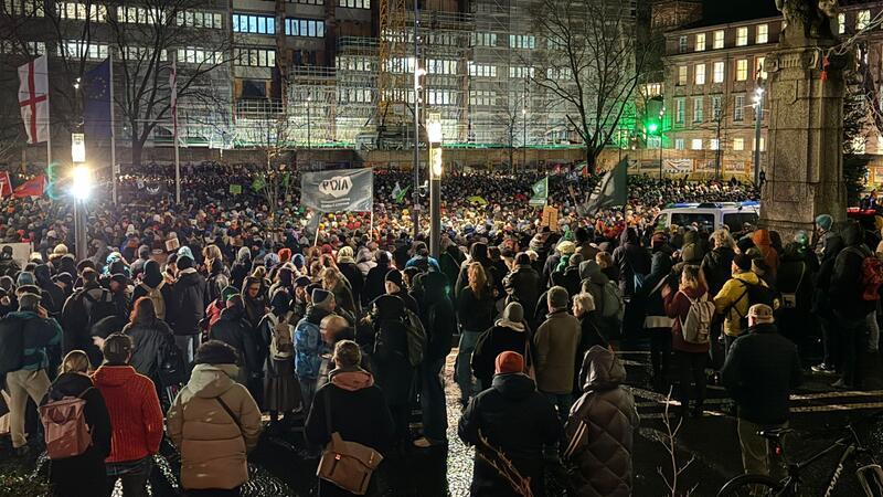 Scholz lobt Demos gegen rechts: „Wir Demokraten sind viele“ In Freiburg sind mehrere Tausend Menschen gegen rechts auf die Straße gegangen.