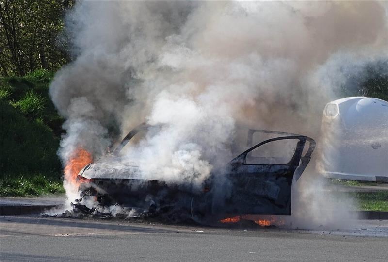 In Garlstorf ist ein BMW an der A7-Raststätte Schaapskaben Ost in Brand geraten. Foto: Freiwillige Feuerwehr Samtgemeinde Hanstedt