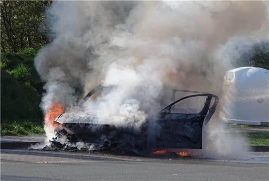 In Garlstorf ist ein BMW an der A7-Raststätte Schaapskaben Ost in Brand geraten. Foto: Freiwillige Feuerwehr Samtgemeinde Hanstedt
