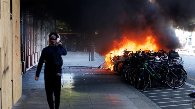 In Genf geht bei Demonstrationen gegen den G7-Gipfel im französischen Évian ein Auto in Flammen auf.