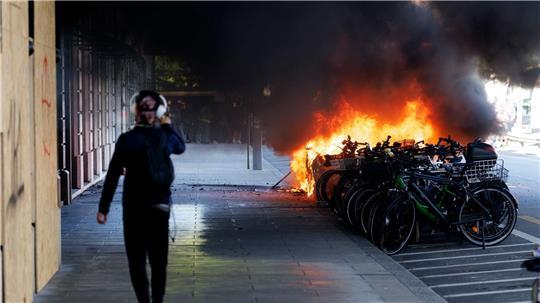 In Genf geht bei Demonstrationen gegen den G7-Gipfel im französischen Évian ein Auto in Flammen auf.