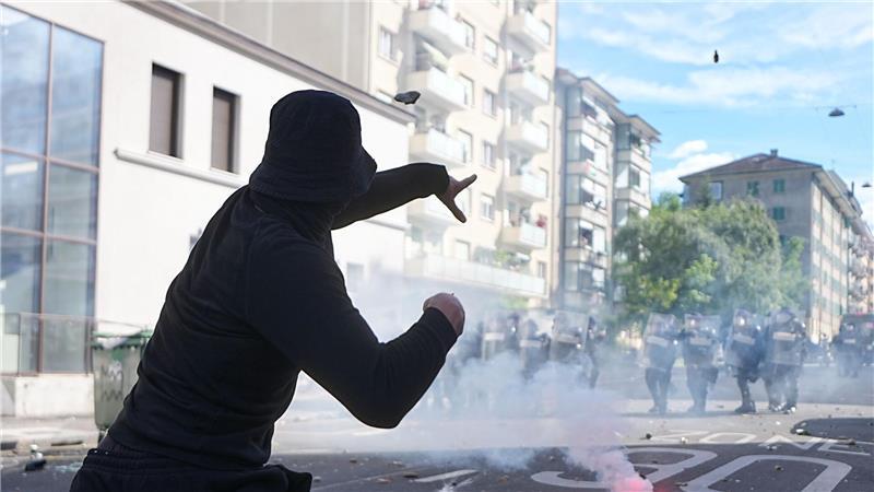 Steine fliegen, Scheiben bersten: Protest gegen G7 in Genf In Genf kommt es bei Protesten gegen den G7-Gipfel in Évian zu Auseinandersetzungen zwischen Demonstranten und der Polizei.