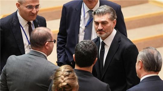 In Georgien ist mit dem Ex-Fußballer Michail Kawelaschwili der Kandidat der Regierungspartei Georgischer Traum zum neuen Präsidenten gewählt worden.