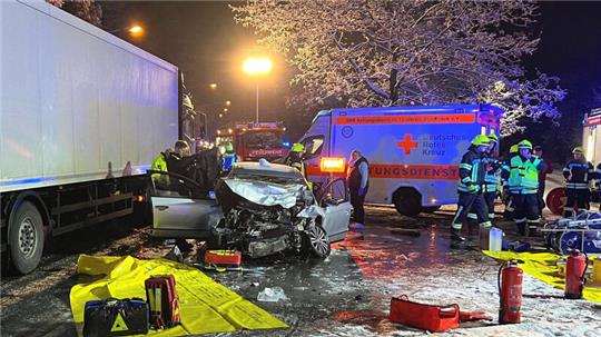 In Georgsmarienhütte sind drei Menschen bei einer Frontalkollision eines Autos mit einem Sattelzug schwer verletzt worden.
