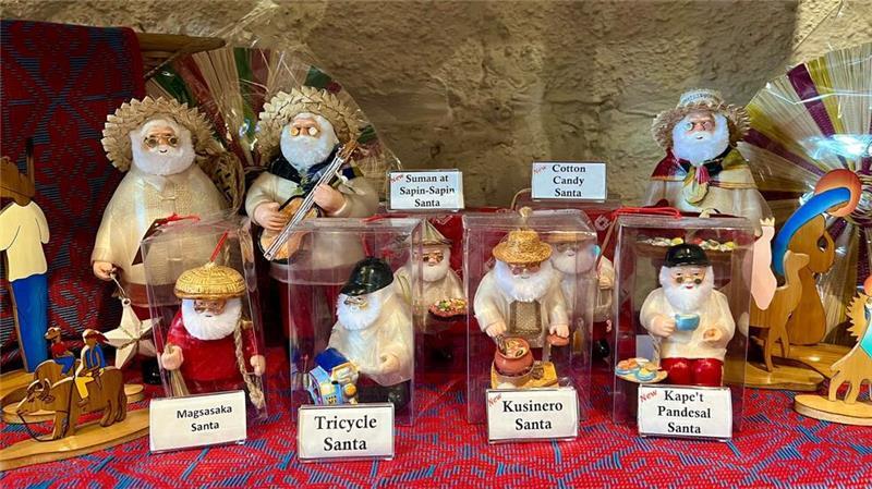 Katholische Philippinen: Wo Weihnachten fast 130 Tage dauert In Geschäften stehen für Weihnachtsfans verschiedene Santas zum Verkauf.