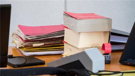In Gesetzesbüchern lassen sich viele verschachtelte Sätze finden. (Symbolbild)