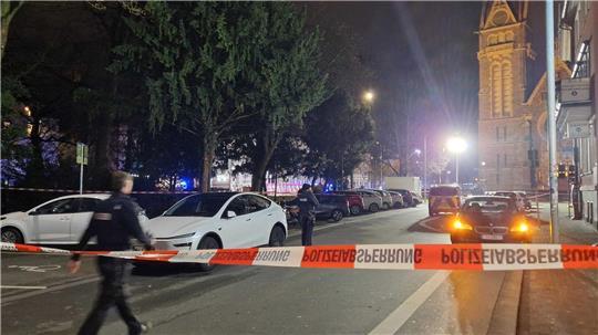 In Gießen fuhr ein Auto in eine Bushaltestelle und verletzte mehrere Menschen. 