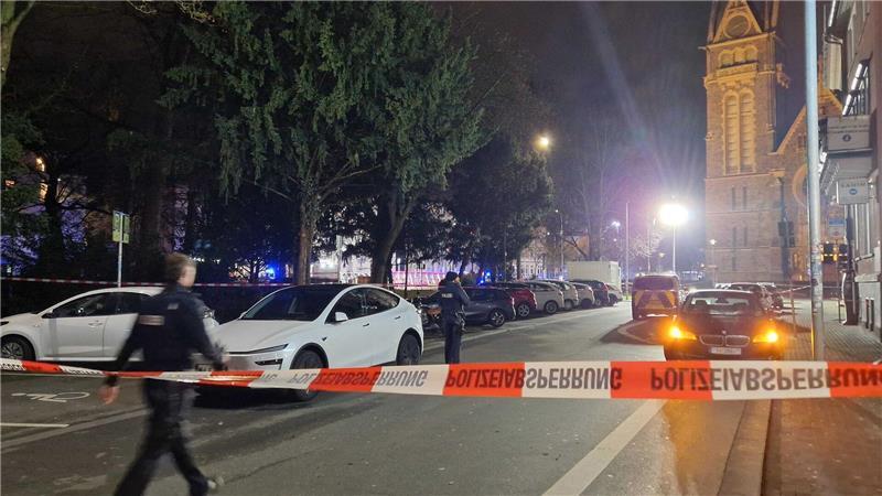 In Gießen fuhr ein Auto in eine Bushaltestelle und verletzte mehrere Menschen. 