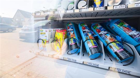 In Gifhorn bei Wolfsburg sorgt ein Warenautomat mit Lachgasflaschen neben Süßigkeiten und Einweg-E-Zigaretten für Proteste.
