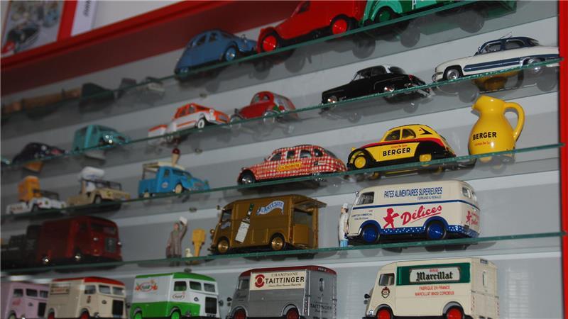 Eine Hommage an ein Kult-Auto: Enten-Treffen in Helmste In Glasvitrinen sind etliche Modell-Automobile geparkt.