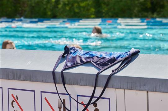 In Göttingen dürfen in städtischen Schwimmbädern seit dem 1. Mai auf Frauen oben ohne baden. Foto: dpa-Bildfunk