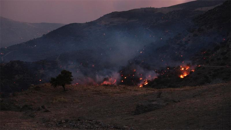 Neue Brände in Südeuropa bringen Helfer an die Grenzen In Griechenland starben drei Feuerwehrleute.
