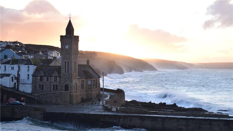 In Großbritannien tobt „Goretti“ ebenso. Wie hier an der Küste von Cornwall.