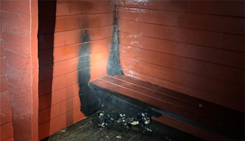 Unbekannte stecken Bushaltestelle in Grünendeich in Brand In Grünendeich hat in der Nacht zu Montag eine Bushaltestelle gebrannt. Foto: Feuerwehr