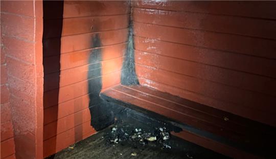 In Grünendeich hat in der Nacht zu Montag eine Bushaltestelle gebrannt. Foto: Feuerwehr
