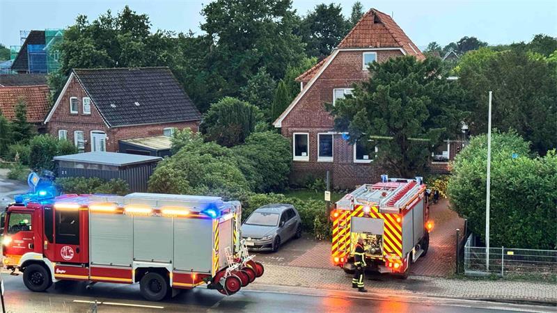 In Grünendeich schlug ein Blitz in ein Wohnhaus ein und zerstörte dabei mehrere Dachpfannen.