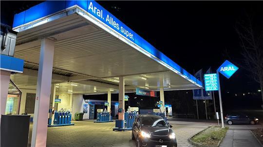 In Gyhum-Bockel (Kreis Rotenburg) wurde ein Tankstellenpächter auf dem Weg zu seinem Auto bestohlen (Symbolbild).
